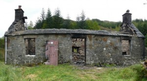 Ruined Gleann Dubh-lighe bothy (Photo: Allan/Geograph)